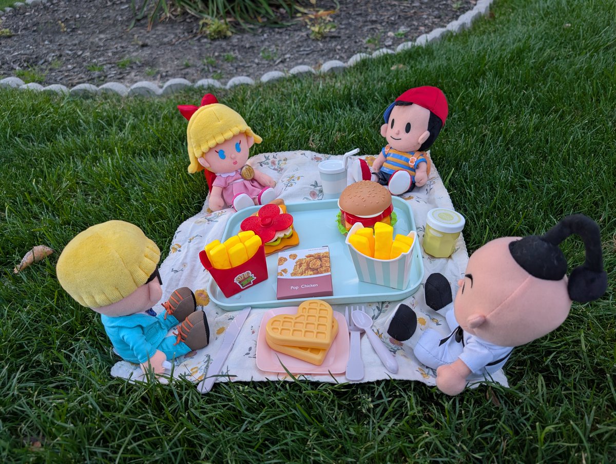 twosonsangel's tweet photo. At a picnic with my friends! :D https://t.co/RKHqqGTB1J