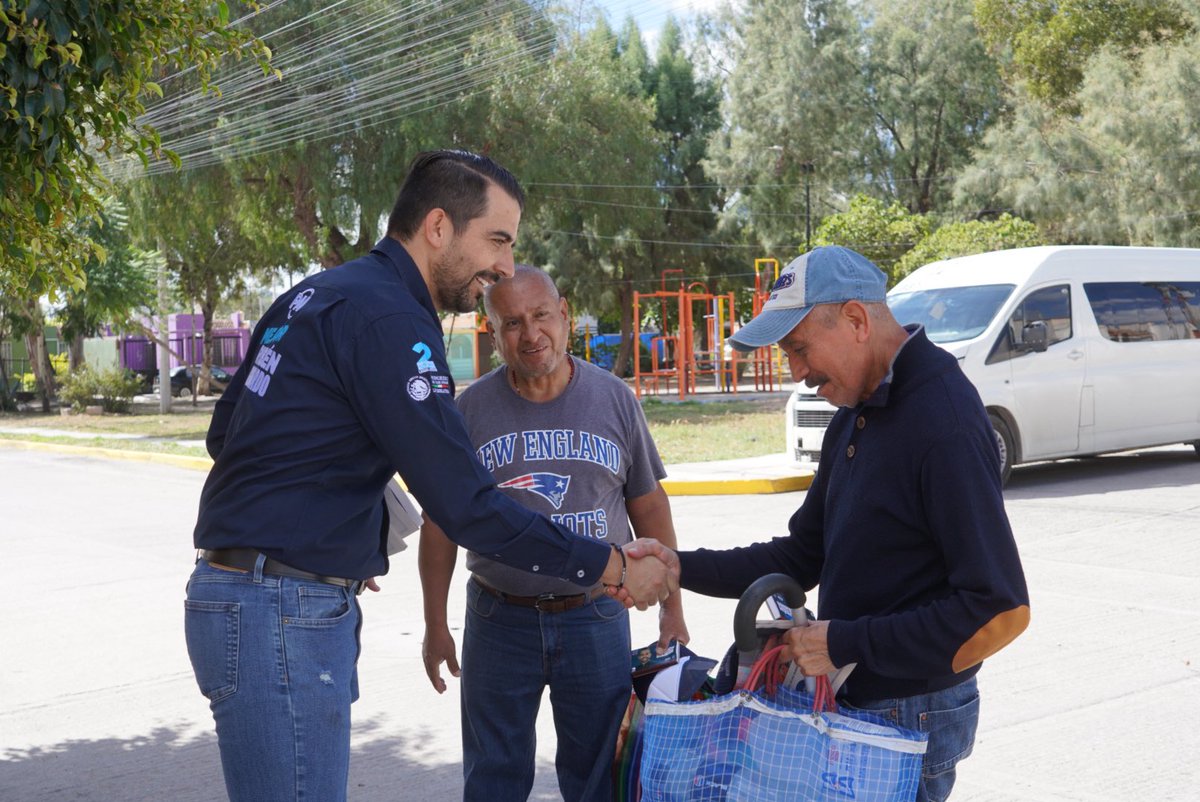 RubenGuajardoB's tweet photo. Una Mejor participación ciudadana empieza contigo. 🤝🏻

Estuvimos en Arboleda Tangamanga II compartiendo nuestro Segundo Informe Legislativo con las familias.

Sigamos participando, sumando voces y construyendo un #MEJOR San Luis. https://t.co/YU9MBir6u4