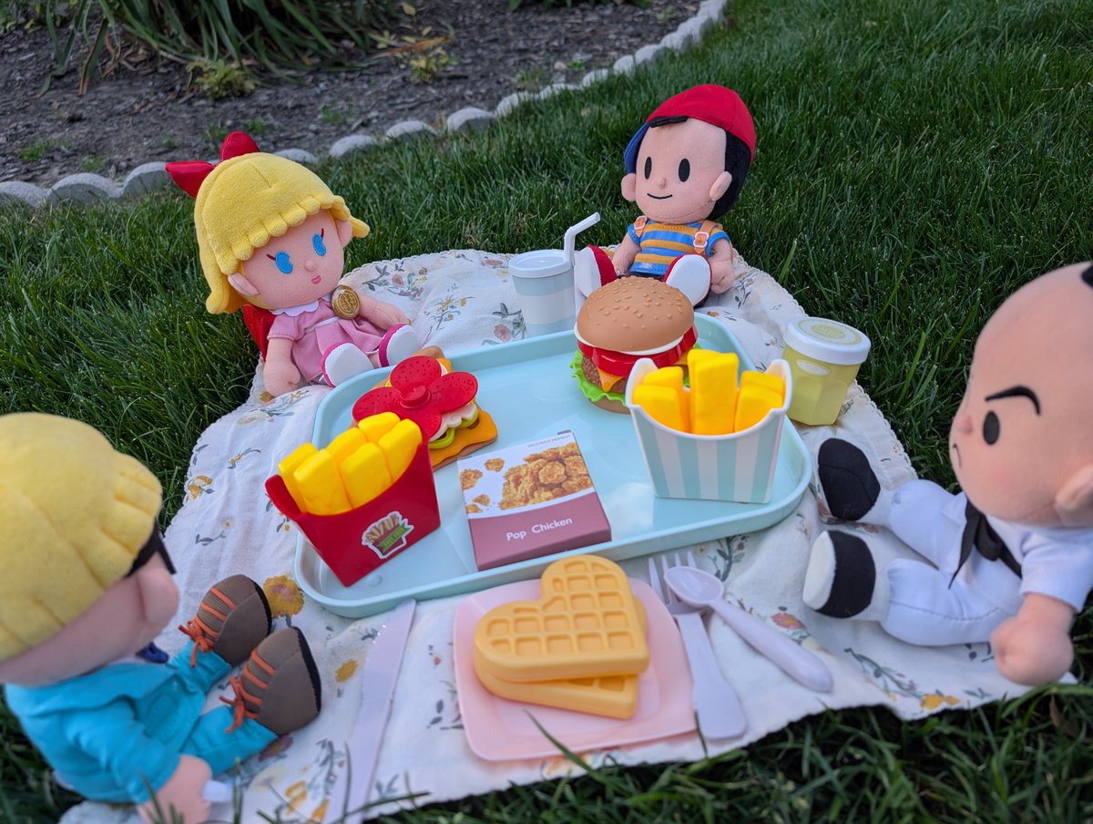 twosonsangel's tweet photo. At a picnic with my friends! :D https://t.co/RKHqqGTB1J