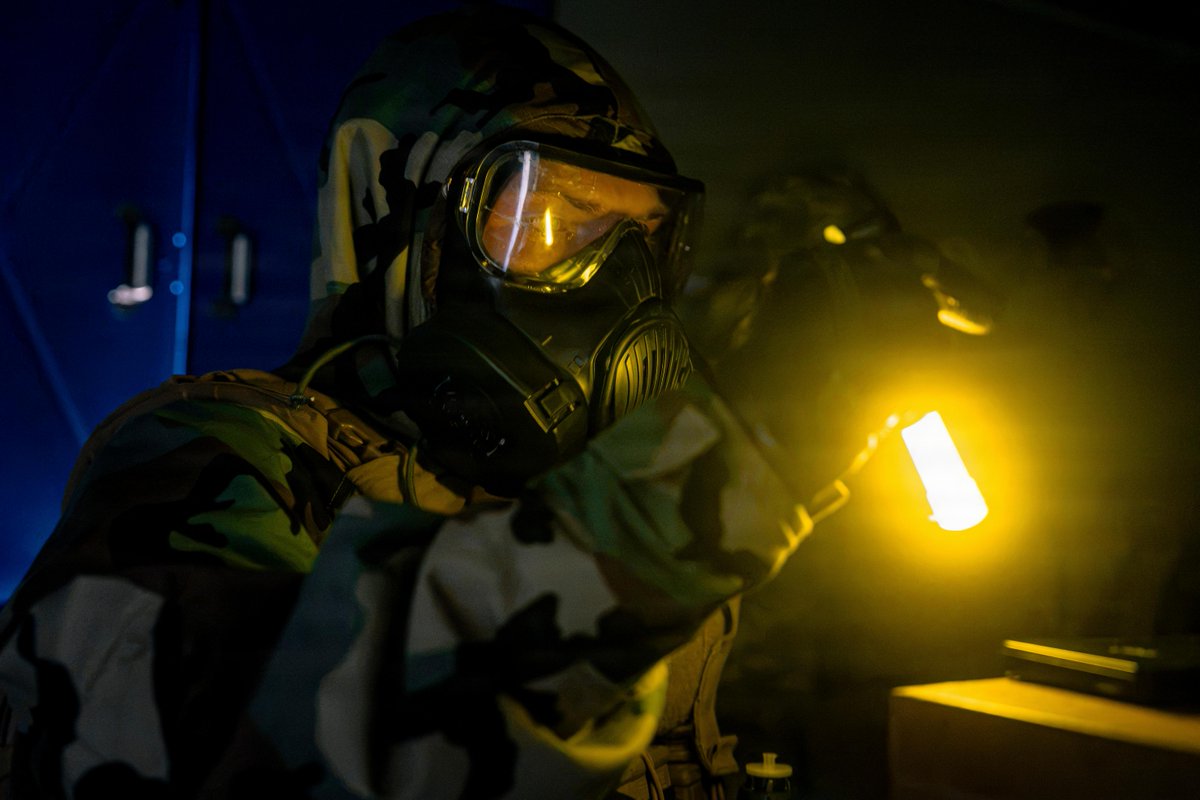 IIIMEF_JP's tweet photo. 2026年9月10日、沖縄のキャンプ・ハンセンにて、第3海兵師団司令部大隊のCBRN(化学・生物・放射線・核)防護部隊に所属する海兵隊員が、重要施設等の調査・分析訓練を実施しました。  @3d_Marine_Div https://t.co/nCM2Hrm4sL
