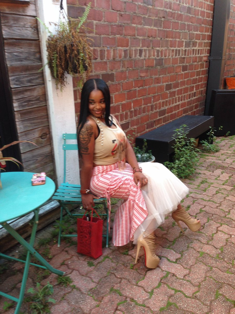 uglygirlahj's tweet photo. my mom took pictures of me today and couldn’t stop telling me how pretty I was😭 https://t.co/WvFPVWnoq4