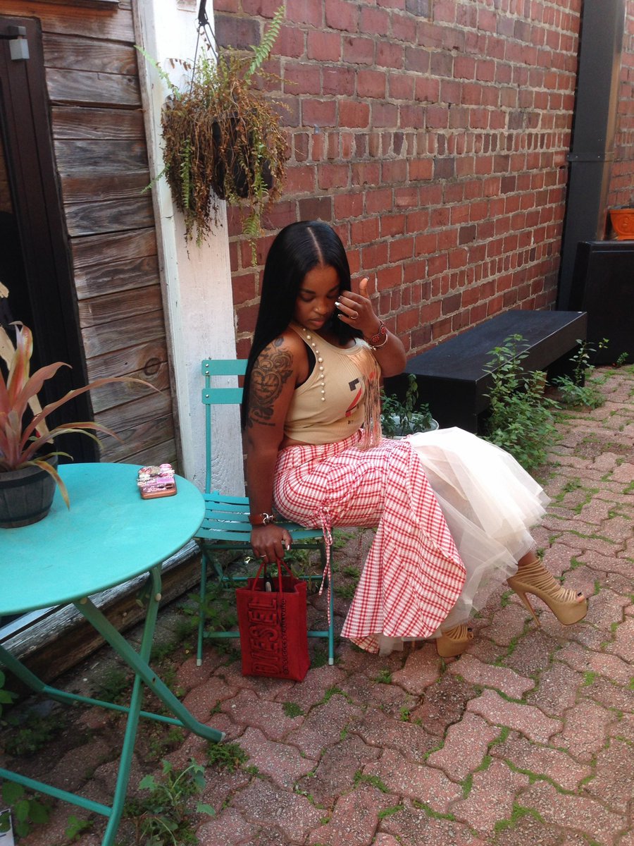 uglygirlahj's tweet photo. my mom took pictures of me today and couldn’t stop telling me how pretty I was😭 https://t.co/WvFPVWnoq4