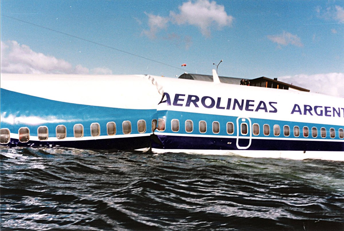 SpottersArg's tweet photo. 🇦🇷 Ayer se cumplieron 38 años del accidente del Boeing 737-287 de Aerolíneas Argentinas, matrícula LV-LIU, en el viejo aeropuerto de Ushuaia https://t.co/QL23JnMcu1