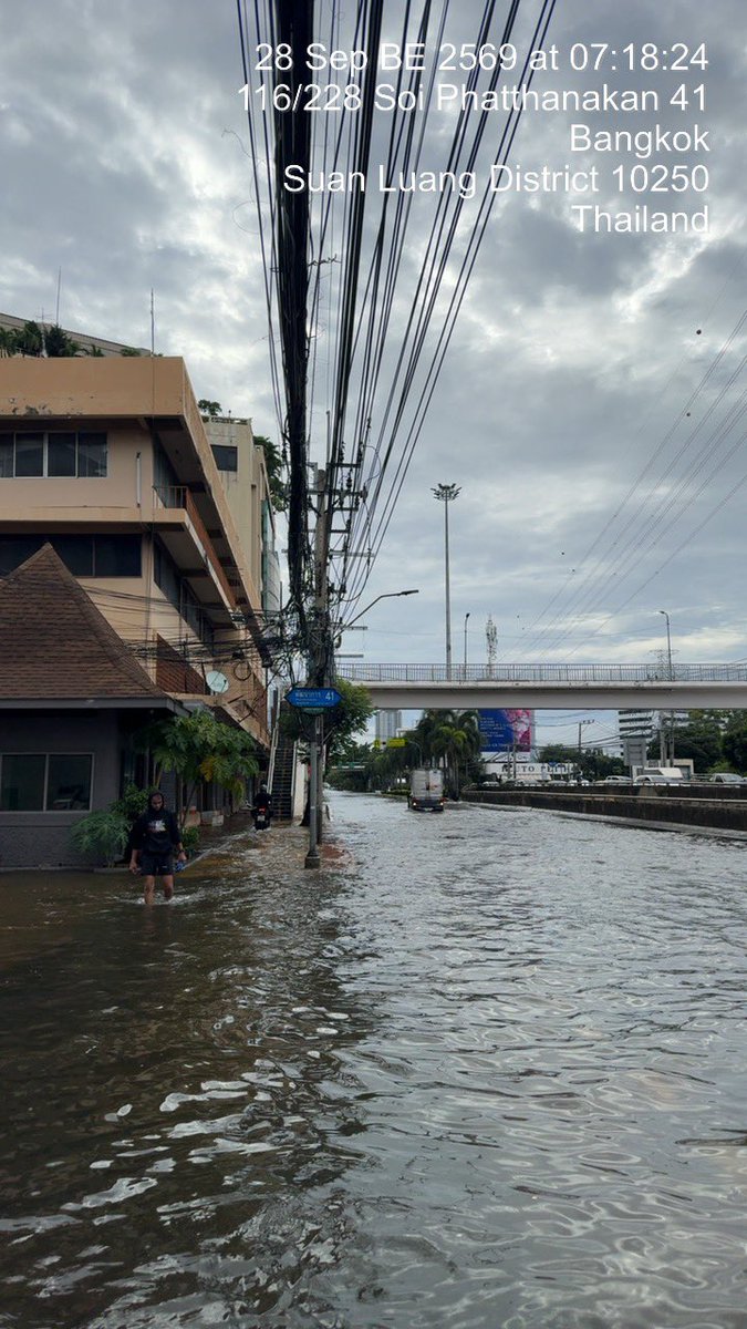 freepann's tweet photo. อัพเดท Day 3 ชาวพัฒนาการน้ำลดลงบางจุด เส้นตั้งแต่พัฒนาการ 35 ไปแยกพัฒนาการ-ศรีนครินทร์ยังท่วมขังเหมือนเดิมรถเล็กผ่านไม่ได้ เค้าคิดจะสูบตรงนี้ออกบ้างมั้ย 😮‍💨
#น้ำท่วม #พัฒนาการ https://t.co/Y4NeqtBYLb