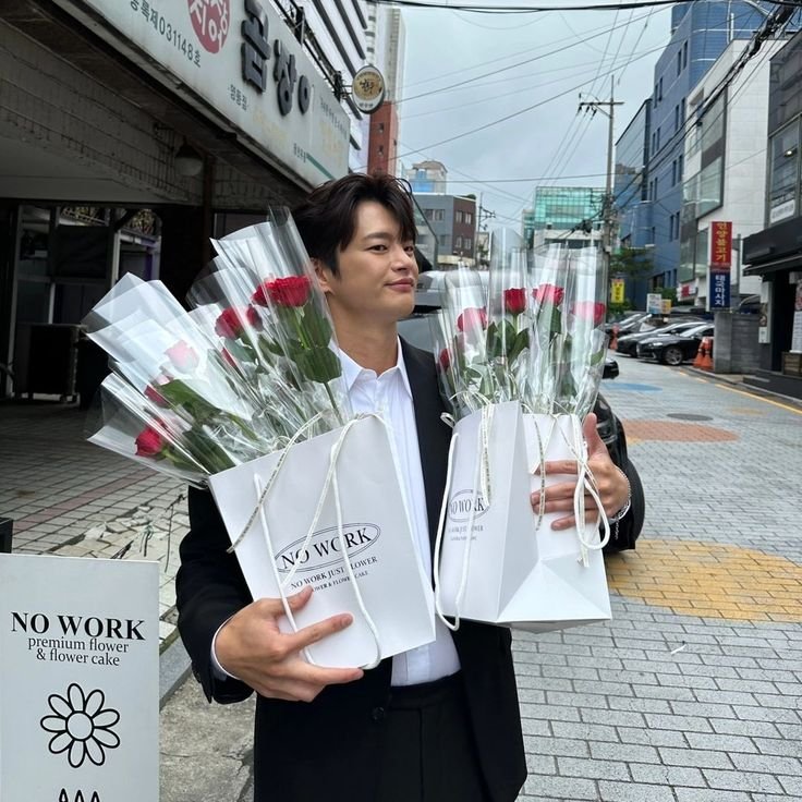 ingukcpk's tweet photo. makasih dik @lindwells18HTS kiriman bunganya, happy valentine day! siapa yang mau beli bunga bisa ke gue ya, cp: @lindwells17AJH https://t.co/ym1KRdLRzn