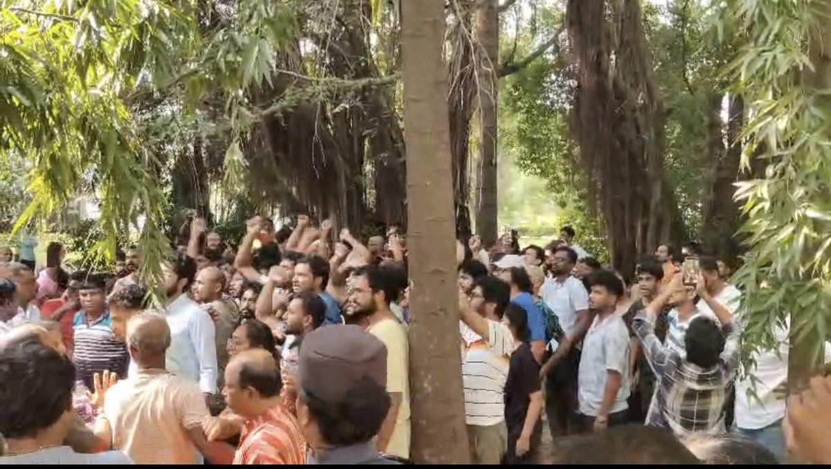 GrahakAkhil's tweet photo. RSS मुर्दाबाद,
RSS गो बेक,
I Hate हिंदुत्व 
यह नारा कल कोलकत्ता के सत्यजीत रे फ़िल्म इंस्टीट्यूट के छात्रों ने बोला।
ग्राहक पंचायत के अभ्यास वर्ग में वे घुस गए,
भारतमाता, विवेकानन्द का चित्र फाड़ दिया।
४ कार्यकर्ता इंजर्ड हुए,
50 को ३ घंटे बंदी बनाया,पुलिस खामोश। 
@SuvenduWB https://t.co/JeKv5Bgad3