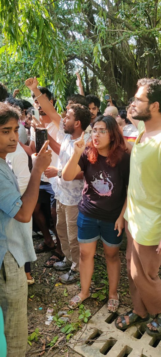 GrahakAkhil's tweet photo. RSS मुर्दाबाद,
RSS गो बेक,
I Hate हिंदुत्व 
यह नारा कल कोलकत्ता के सत्यजीत रे फ़िल्म इंस्टीट्यूट के छात्रों ने बोला।
ग्राहक पंचायत के अभ्यास वर्ग में वे घुस गए,
भारतमाता, विवेकानन्द का चित्र फाड़ दिया।
४ कार्यकर्ता इंजर्ड हुए,
50 को ३ घंटे बंदी बनाया,पुलिस खामोश। 
@SuvenduWB https://t.co/JeKv5Bgad3