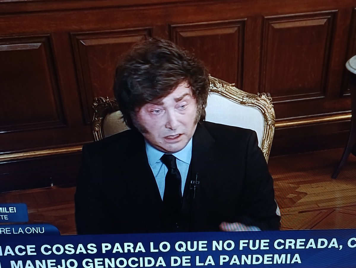 Brunocalabres's tweet photo. A Milei le clavan la cámara arriba para que no se le vea la papada! 🤣🤣 https://t.co/Aw7tVgt3y7