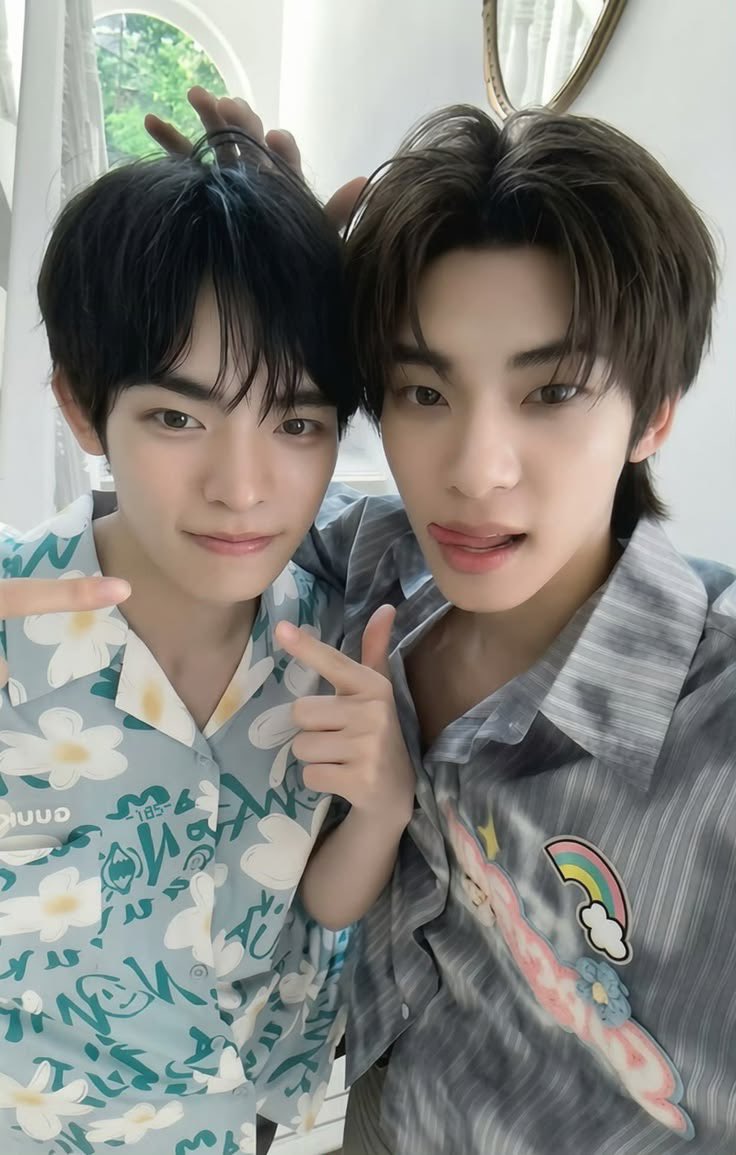 2teetae's tweet photo. when is OUR personal space https://t.co/vlyZtYvXF9