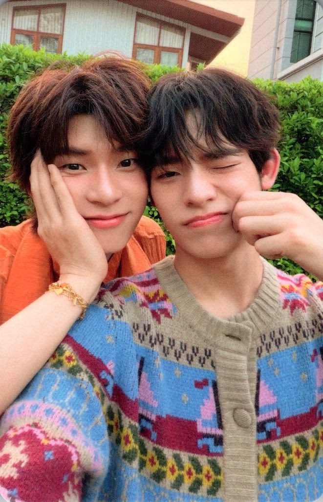 2teetae's tweet photo. when is OUR personal space https://t.co/vlyZtYvXF9