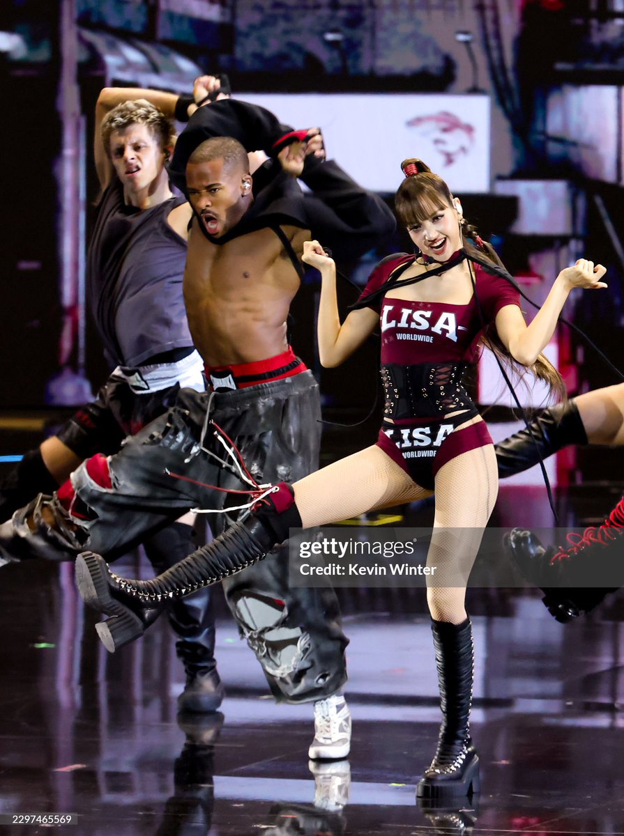 TeamLISAfr's tweet photo. #LISA pendant sa performance aux #VMA

SAWADIKA LISA ON VMAS
#LISAisBACK_VMAs https://t.co/Z4CtvkwJZa