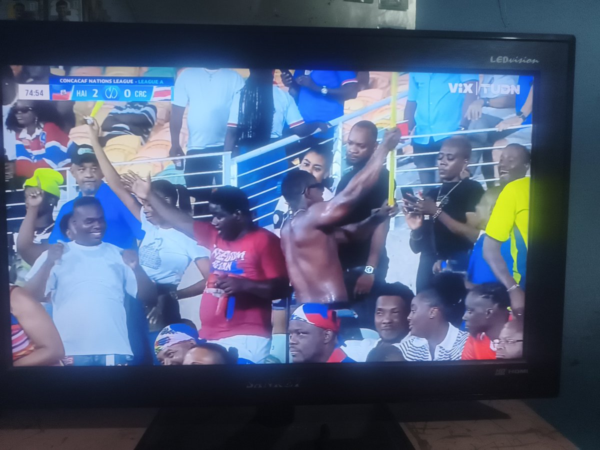 Eduardson01's tweet photo. @DeportivaCR @Kris_MoraCR @foxdeportes_sv @foxdeportes_pa @somos_FOX @foxdeportes_cr @FOXDeportes @foxdeportes_gt @foxdeportes_hon @lakes2011 Yo lo estoy viendo en VIX gracias a la VPN y escuchando un narrador que si es profesional como @AgomezlunaM https://t.co/tWDunChgPo