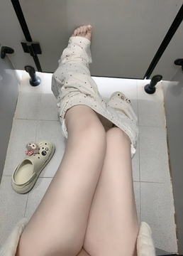 Avasnwh's tweet photo. 已经洗的香香的脱光上床了，想要跟我一起聊到高潮吗  #母狗 #反差  #舔穴 #女大 https://t.co/8JJDLWU4Vv