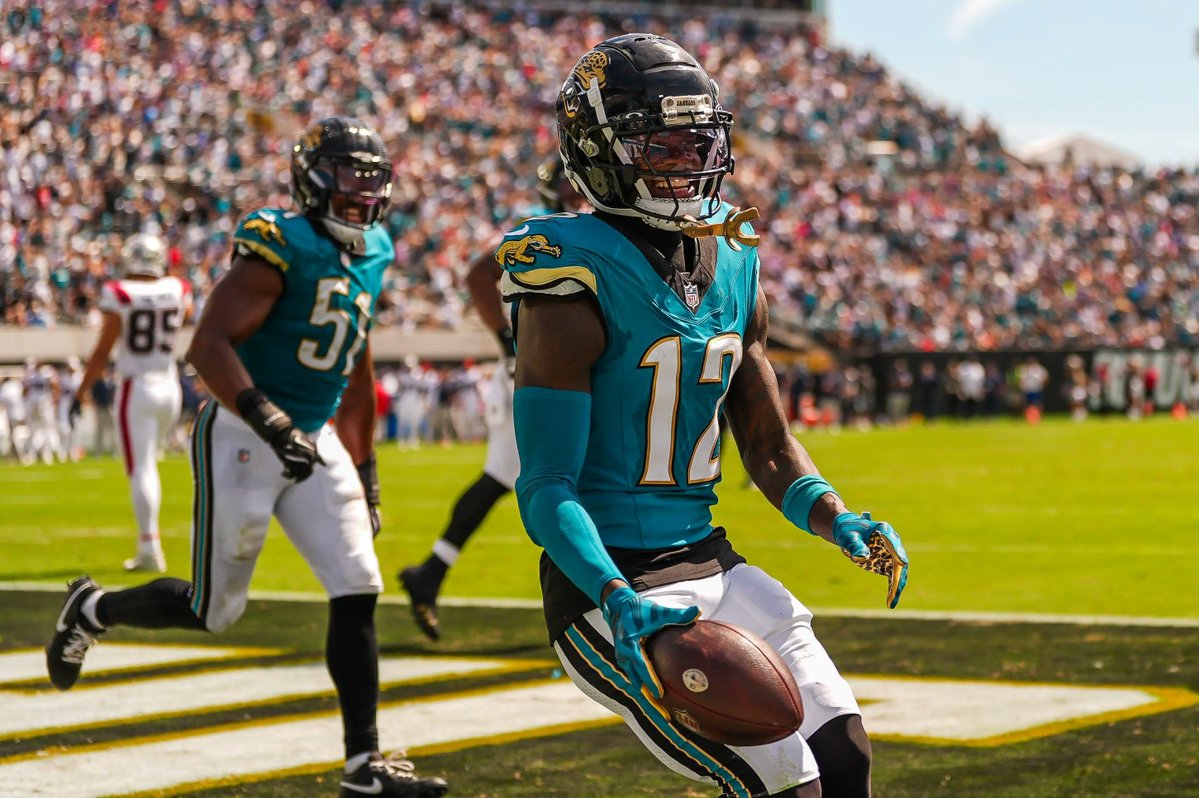 gus_logue's tweet photo. Since 2024, the Jaguars are 13-17 and average 20.6 PPG (-1.5 point differential) when they do not wear Prowler uniforms.

In Prowlers, they're 6-1 and average 31.7 PPG, outscoring opponents by 12.3 PPG. https://t.co/BgZ5Vxe1oq