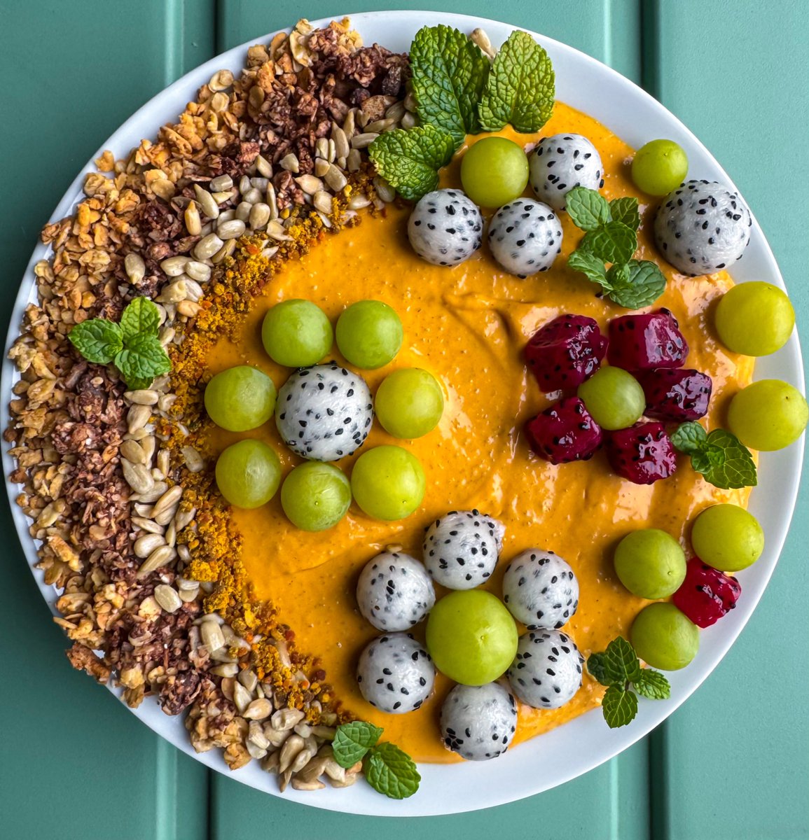 thatsrach's tweet photo. smoothie bowl Saturday (except I was exhausted &amp; forgot so I didn’t post until Sunday🫣)🌿🥭🐝 https://t.co/UiOz1d5I1p