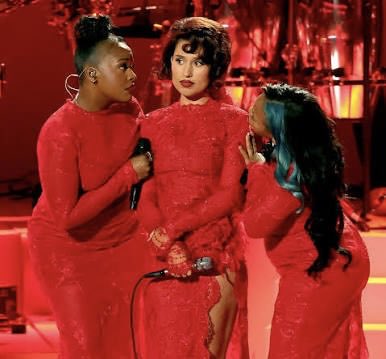 TheCurvyCritic's tweet photo. Okayyyyy 🔥🔥🔥#raye #vmas https://t.co/feR3viHMLf