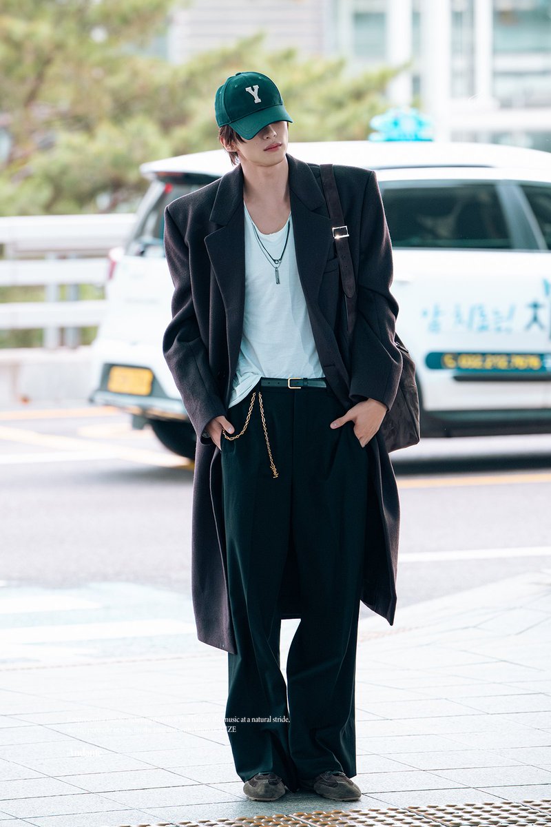 Andanteton's tweet photo. 260928 ICN
#ANTONxSaintLaurent 
#SaintLaurent @YSL
#ANTON #RIIZE #앤톤 #라이즈 #アントン https://t.co/iv73DErJcR