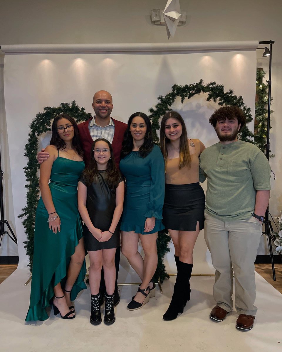 ivanvanchos's tweet photo. Merry Christmas from the Key/Horton family! https://t.co/vTZItuEaUn