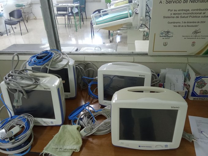 SaludGuantanamo's tweet photo. #Guantánamo/Continúan los Electromédicos guantanameros garantizando la vitalidad a los equipos médicos y accesorios de las unidades asistenciales de #Salud en la provincia.
#CubaVsBloqueo
#CubaVa
#GuantánamoNoSeDetiene https://t.co/TFdGDAFC1x