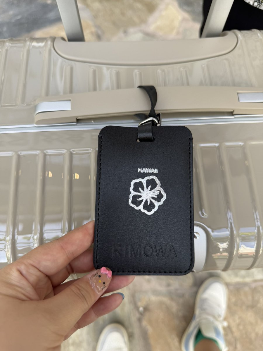 yooomaikoootrip's tweet photo. うちのお母ちゃん、ハワイで『お土産が入らん‼︎』とRIMOWA買いやがった😂

ワイルドだろ〜

ハワイ限定のハイビスカス刻印してくださいました🌺 https://t.co/ujr58tsqKS