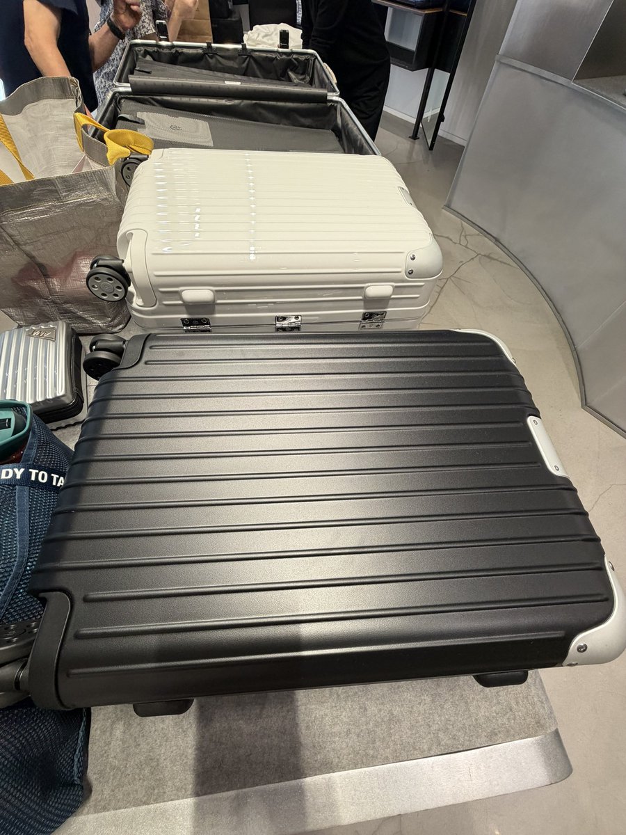 yooomaikoootrip's tweet photo. うちのお母ちゃん、ハワイで『お土産が入らん‼︎』とRIMOWA買いやがった😂

ワイルドだろ〜

ハワイ限定のハイビスカス刻印してくださいました🌺 https://t.co/ujr58tsqKS