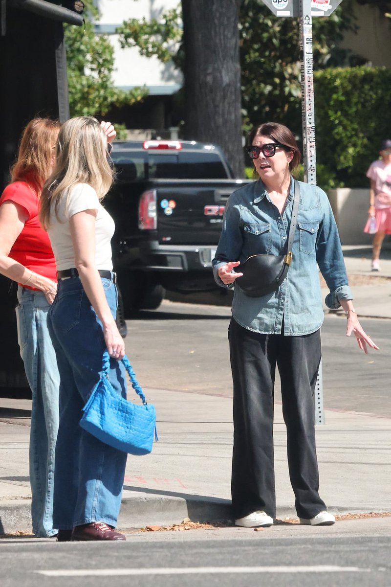 ThoughtCatalog's tweet photo. Lauren Graham catches up with friends on her way to lunch in LA. https://t.co/bL8nAKtGCQ