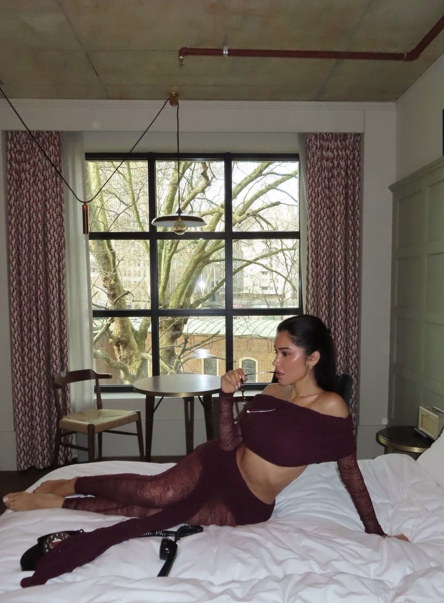 lusciouspeachh's tweet photo. 𝜗𝜚 LUNA CLAUDIO

A twenty six year old model. Spends her days traveling for work, in a hot pilates class, learning new recipes or getting lost in a book. Single and pansexual. Lover of rainy days, cozy oversized sweaters, and blueberry muffins. Literate and descriptive. https://t.co/smlIAdOht4