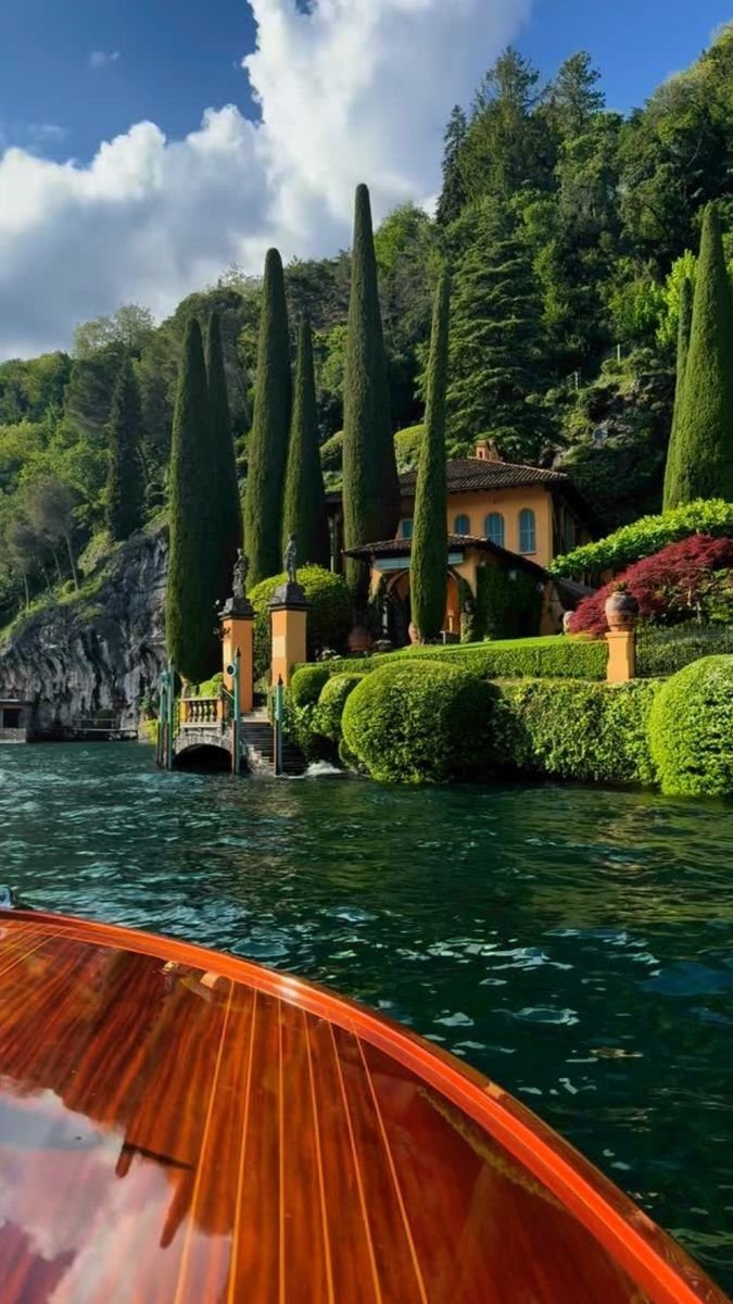 earthserenityy's tweet photo. Lake Como Italy https://t.co/m8G2Gp7rnR
