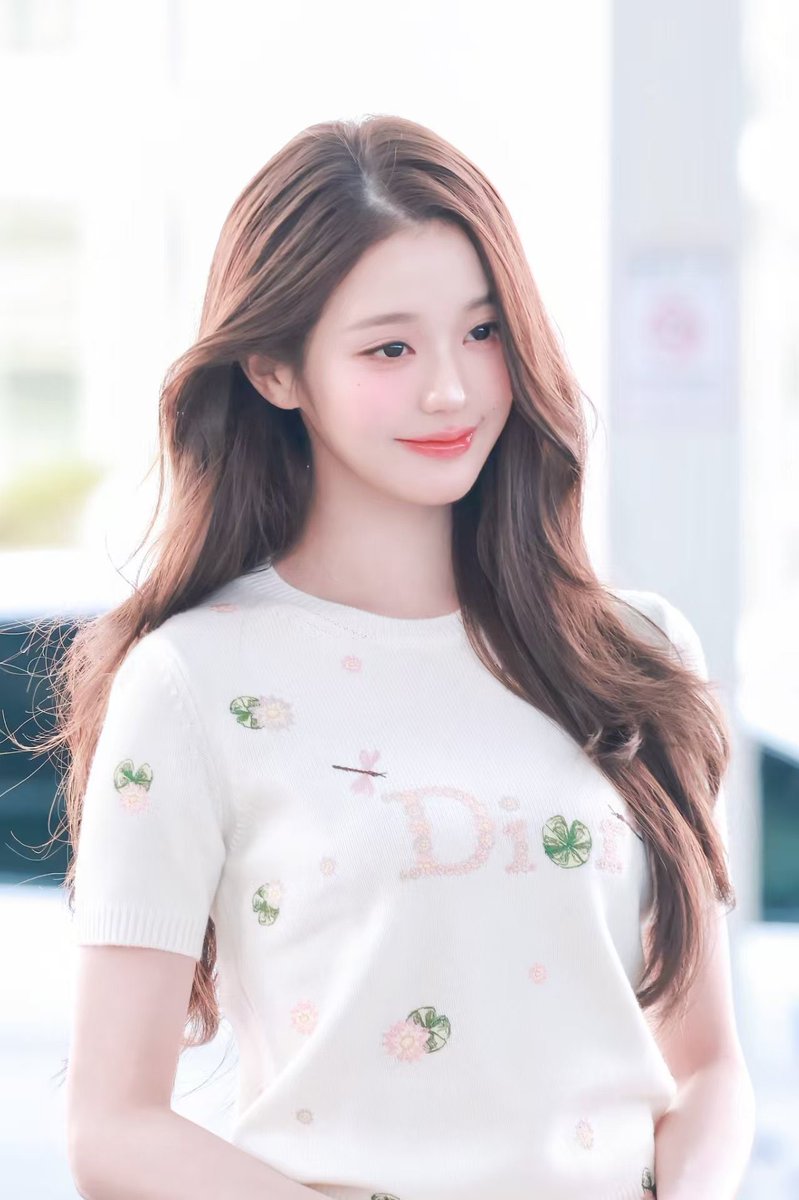 Eve070630's tweet photo. WONYOUNG EN ROUTE
#ParisBoundWonyoung
#JANGWONYOUNG
#WONYOUNG
#DiorSS27 @Dior https://t.co/7NfNQeLyWc