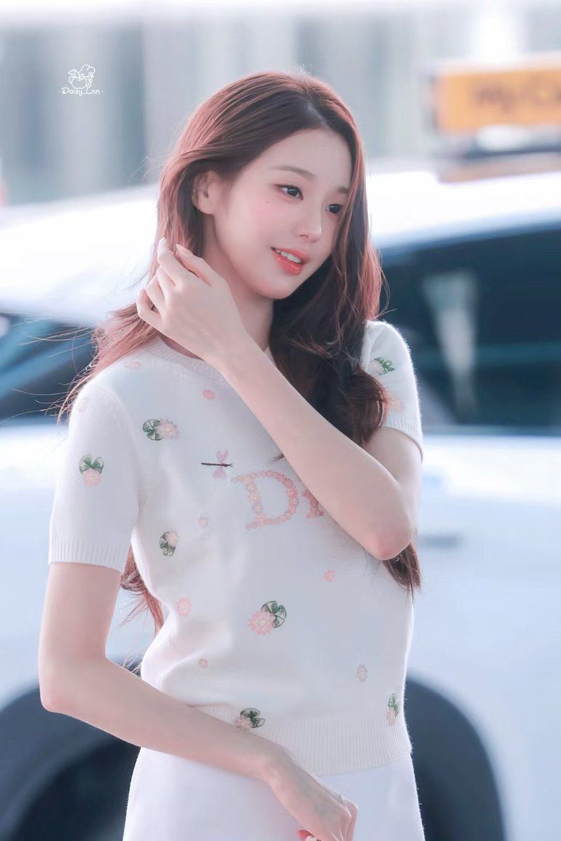 Eve070630's tweet photo. WONYOUNG EN ROUTE
#ParisBoundWonyoung
#JANGWONYOUNG
#WONYOUNG
#DiorSS27 @Dior https://t.co/7NfNQeLyWc