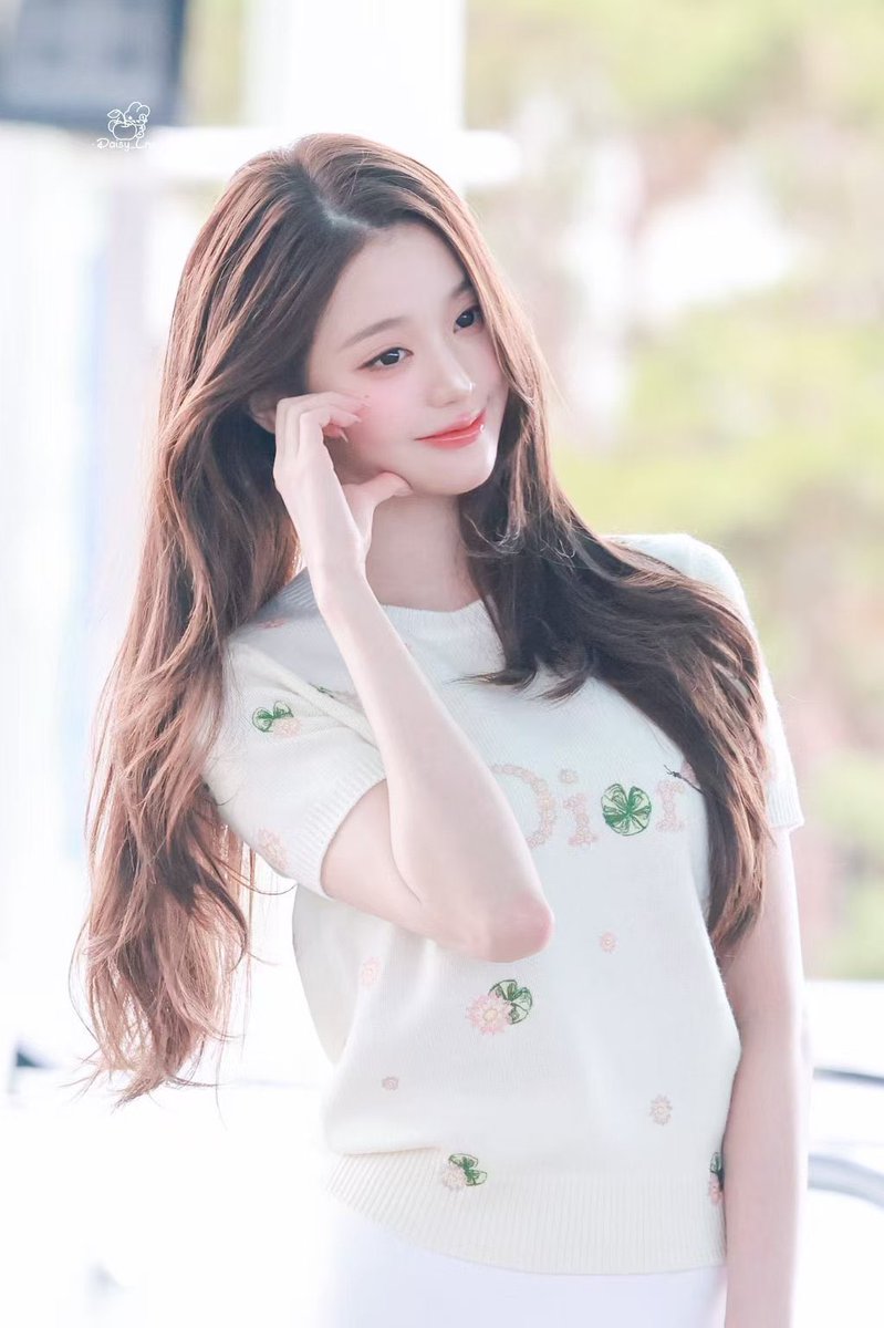 Eve070630's tweet photo. WONYOUNG EN ROUTE
#ParisBoundWonyoung
#JANGWONYOUNG
#WONYOUNG
#DiorSS27 @Dior https://t.co/7NfNQeLyWc
