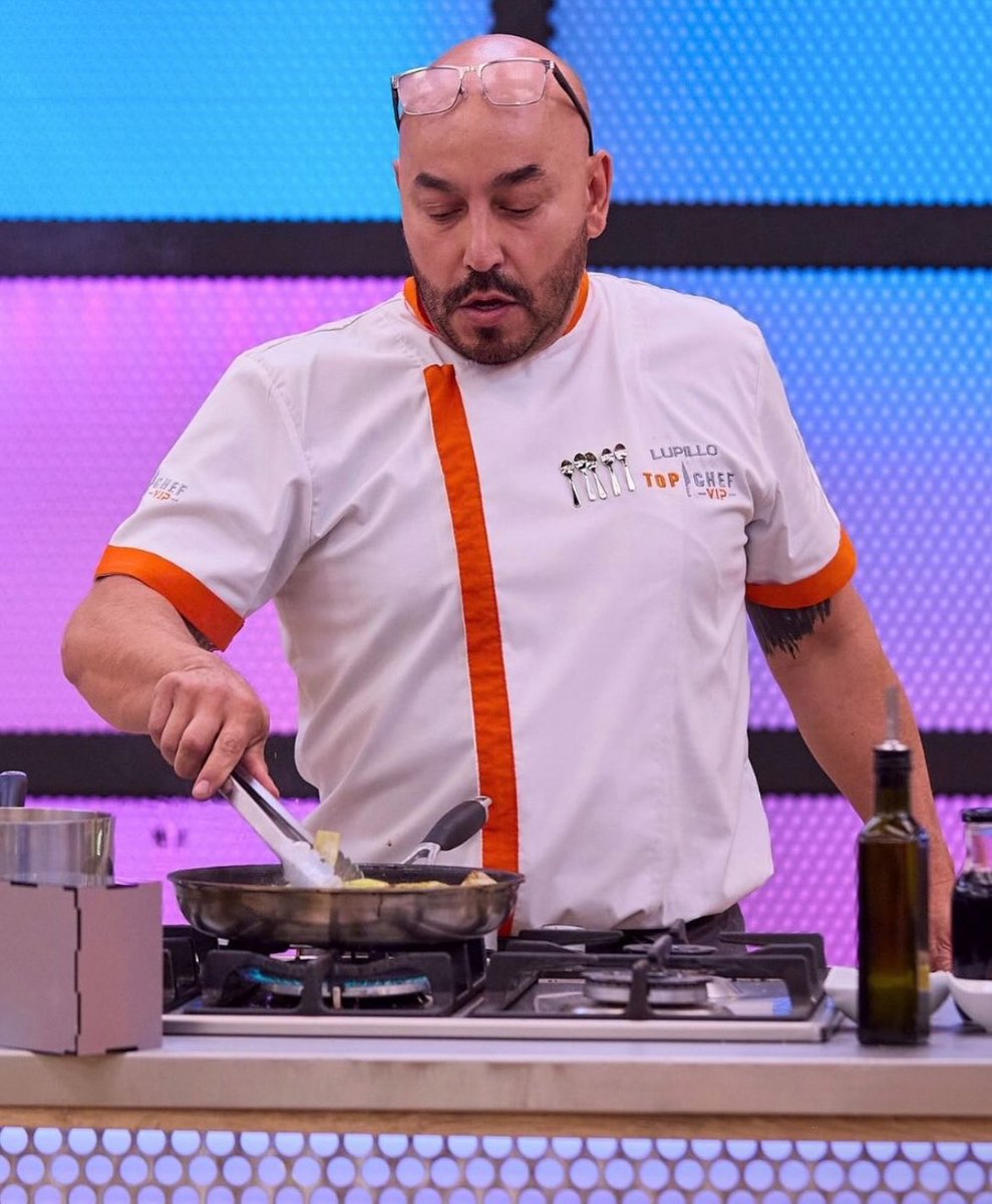 ayciny8's tweet photo. Lupillo Rivera el dolor de cabeza para Romano Y Mauricio

#LUPILLOESTAENLAFINAL #LUPILLOTOPCHEF #LUPILLOGANADOR https://t.co/0CtRatBcb4