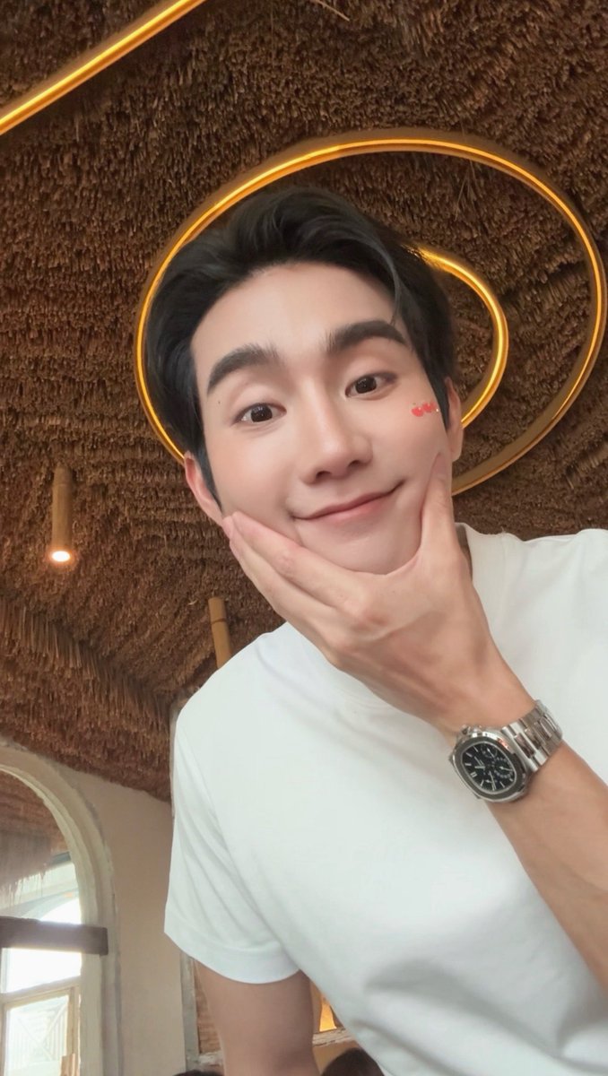 sswednesdayss's tweet photo. เรารวบรวมความกล้่าอยู่นาน จนเกือบจะจบทริป เพื่อขอน้องแออ้วม ตอนขอก็พยายามตั้งสติสลับหน้าจอเป็นกล้องหน้า เพราะรู้ตัวเองว่า ถ้าถ่ายจากกล้องหลังแล้วต้องเห็นกับตาเนื้อ คงทนความน่ารักขนาดนั้นไม่ได้ จนไม่ได้คลิปที่ต้องการแน่นอน

พอน้องเดินมา เราขอน้อง ฟอสนิ่งมองโทรศัพท์เราไปแป้ปนึง ในใจคือจะร้องแล้ว ฉันทำไรผิดมั้ยว้าาคิดไปสารพัดอย่างว่าน้องไม่อยากทำแน่เลย 🥹
ในขณะที่ในหัวคิดไปพันแปดร้อยล้านอย่าง ฟอสค่อยๆเอื้อมมือมาจิ้มกดอัดวิดีโอให้ ((สติไม่มีซักอย่างจะขอให้น้องทำแออ้วม แบบยังไม่ได้กดอัดด้วยซ้ำ)) แล้วทำท่าน้องแออ้วมอย่างที่เราร้องขอ พอทำเสร็จก็พูดว่าแออ้วม พร้อมยิ้มจนตาหยี แบ่บ น่ารักที่สุดในโลก 

และนี่ก็เป็นอีกครั้ง ที่แอฟ้อด ช่วยชีวิตพี่สาวไว้ขอบคุณนะเจ้าเด็กที่หนูเก็บพี่สาวอินโทรเวิร์ดไปเลี้ยงดู ขอบคุณที่ไม่ละเลย แม้คำขอเล็กๆน้อยๆของแฟนคลับเลยซักครั้ง ขอบคุณที่ทำให้รู้ว่า การถูกรักกลับจากศิลปินคนโปรด มันมีความสุขแค่ไหน :)