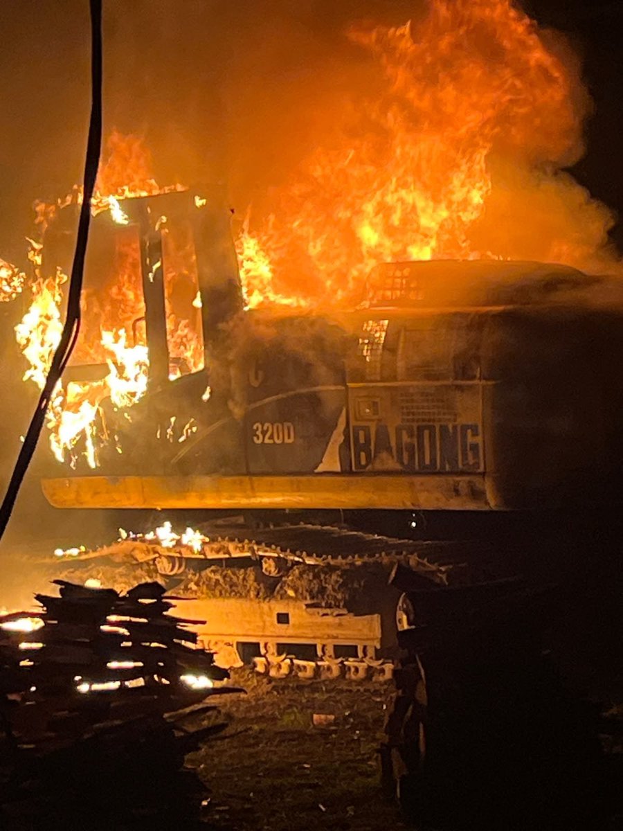 Papuadarkside's tweet photo. 🚨 BREAKING NEWS

Satu unit ekskavator milik PT Sumber Rezeki Bagong dibakar OTK di halaman GOR Abyu, Dekai, Yahukimo, Minggu (27/9/2026) dini hari.

Tidak ada korban jiwa. Polres Yahukimo masih menyelidiki pelaku dan motif pembakaran.

Selengkapnya: https://t.co/2j2w9Vr8op https://t.co/fPPDLpy8pf