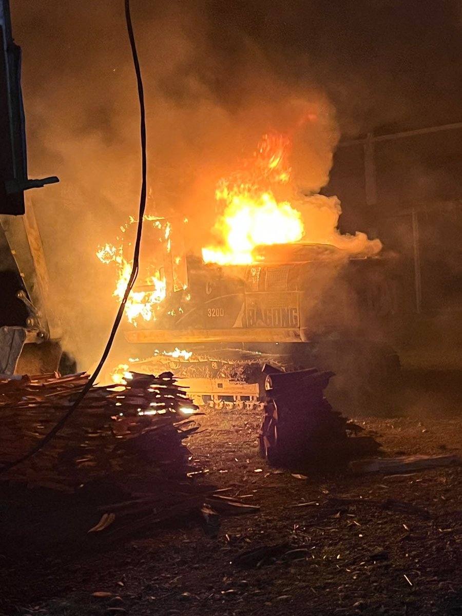 Papuadarkside's tweet photo. 🚨 BREAKING NEWS

Satu unit ekskavator milik PT Sumber Rezeki Bagong dibakar OTK di halaman GOR Abyu, Dekai, Yahukimo, Minggu (27/9/2026) dini hari.

Tidak ada korban jiwa. Polres Yahukimo masih menyelidiki pelaku dan motif pembakaran.

Selengkapnya: https://t.co/2j2w9Vr8op https://t.co/fPPDLpy8pf