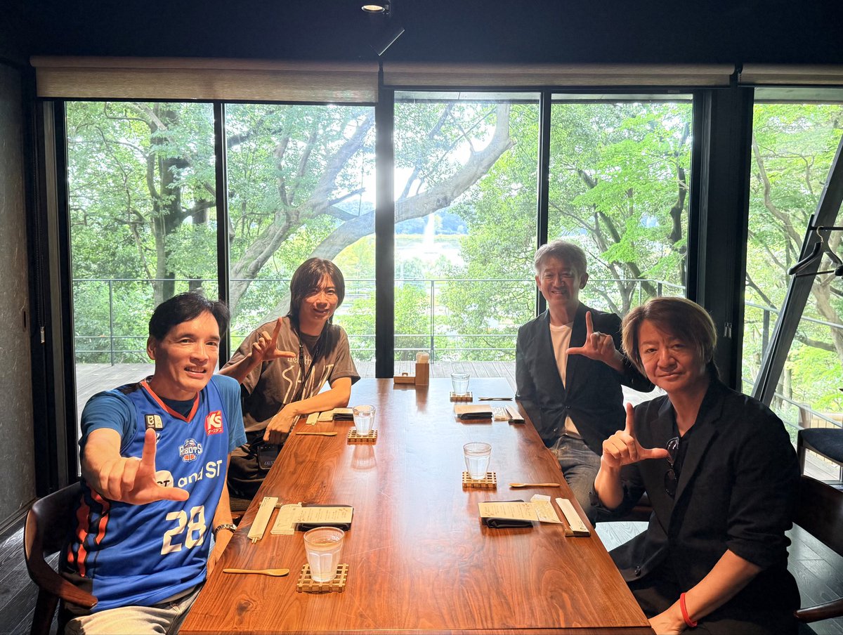 YoshitoHori's tweet photo. 昨日は、茨城ロボッツの試合にGLAYのTERUさん、前田裕二さん、萩原さんが来られました！

M-GARDENでランチをして、試合を徹底応援、その後水戸市内をご案内して、夕食は山口楼で常陸牛の会席を楽しみ、2次会はWine O’Clockでした。

午前11時半から深夜0時まで、楽しかったです。また来てくださいね！ https://t.co/Mwz1qY8lqH