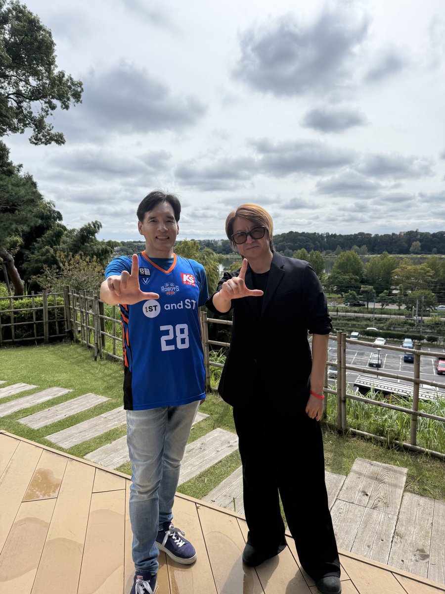 YoshitoHori's tweet photo. 昨日は、茨城ロボッツの試合にGLAYのTERUさん、前田裕二さん、萩原さんが来られました！

M-GARDENでランチをして、試合を徹底応援、その後水戸市内をご案内して、夕食は山口楼で常陸牛の会席を楽しみ、2次会はWine O’Clockでした。

午前11時半から深夜0時まで、楽しかったです。また来てくださいね！ https://t.co/Mwz1qY8lqH