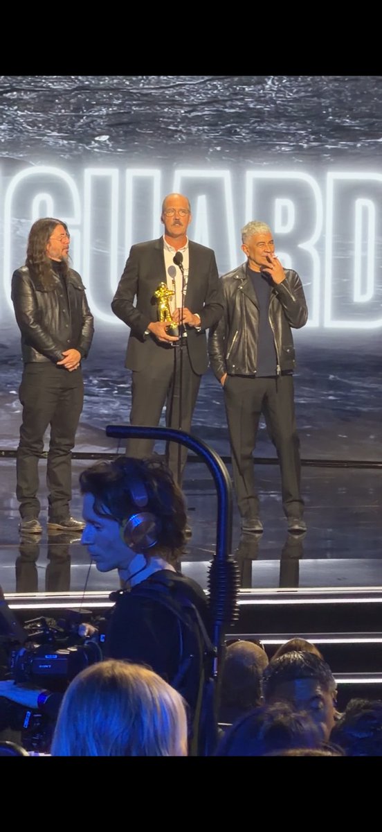 taryder's tweet photo. Nirvana wins the Video Vanguard Award, and yes, Pat Smear really did light up on stage 🚬 #VMAs https://t.co/CZucP8X6rf
