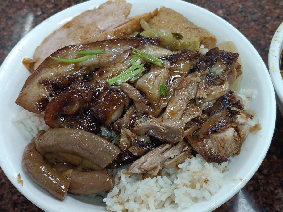 bci_'s tweet photo. 猪脚飯を極めたくて、毎日1食づつ食べていますが、昨日食べたのはアタリでした。

猪脚飯は広東省の隆江が起源で、それが他の地域にも伝わって現在の形になったのですが、深圳で食べると甘味があって八角などの香辛料が入ることがあるけど、本場の隆江では香辛料も甘味も入ってないのだとか。

この日食べたのが「本場物」で、確かに甘くない。豚肉本来の味を活かした作り。多分、新鮮な豚肉だと香辛料で誤魔化す必要がない…ということなのかな。この店にはまた行って話を聞いてこようと思います。