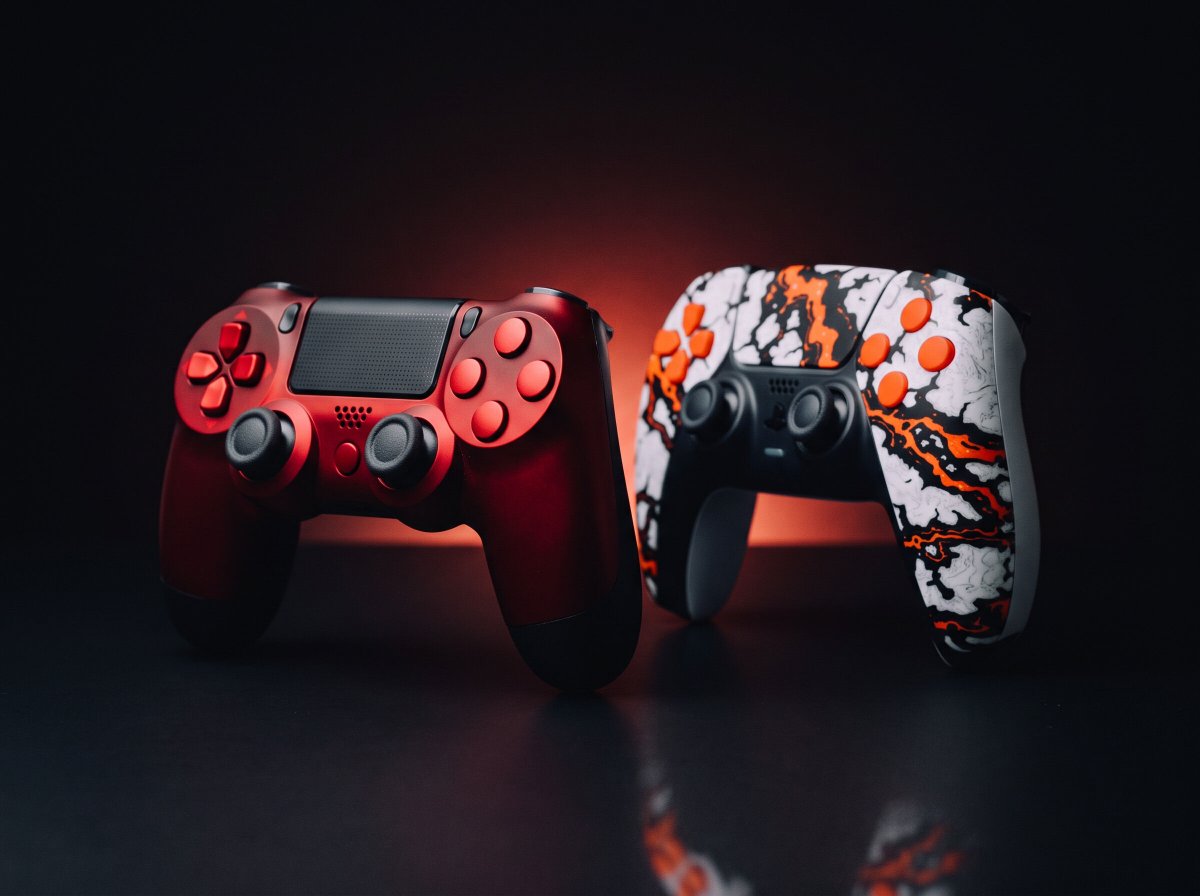 CinchGaming's tweet photo. Both have Mouse Trigers, TMR Sticks and Back Buttons. #customcontroller https://t.co/YvGhYaK0mX