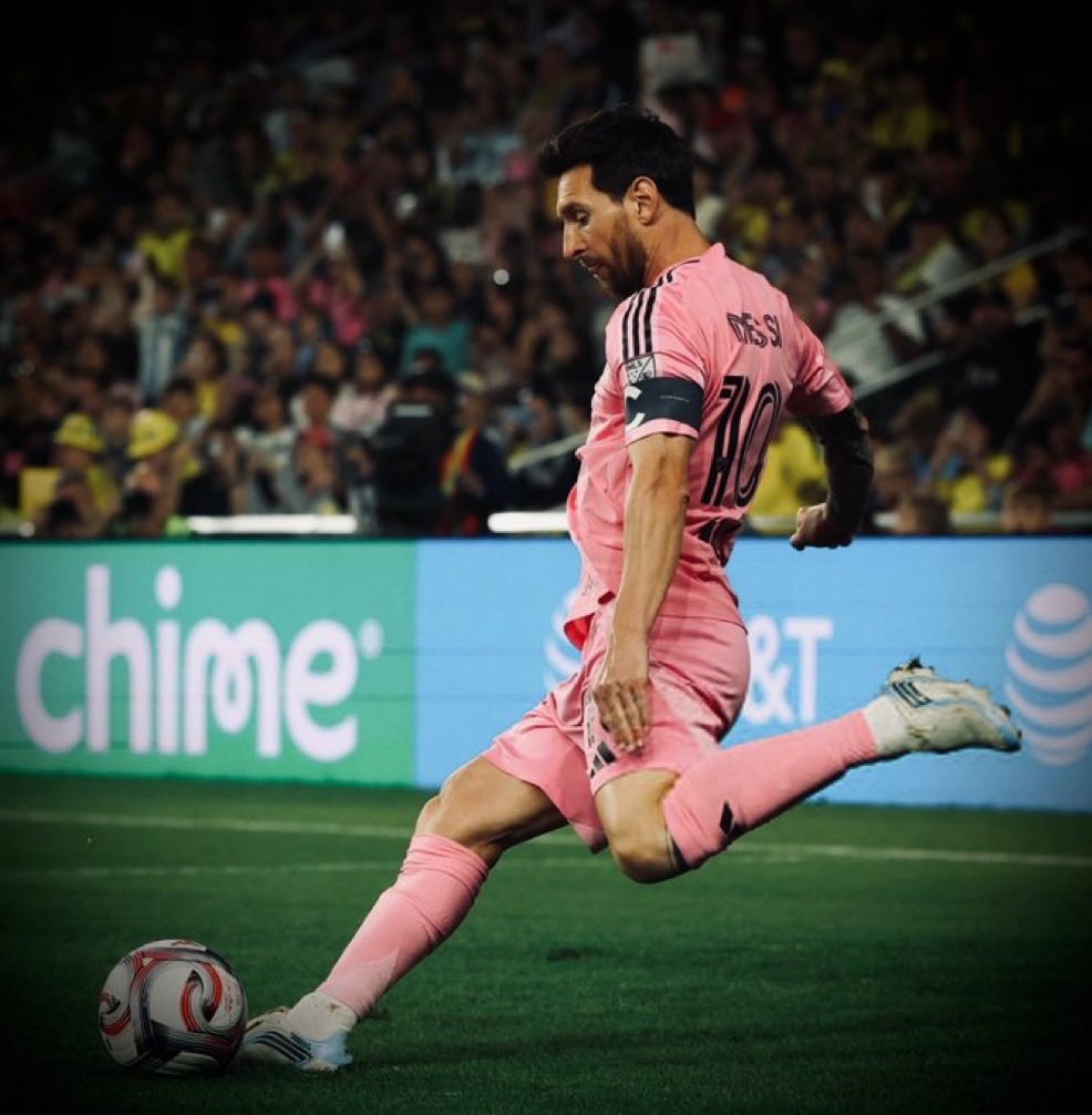 FullTime90X's tweet photo. 🚨 David Beckham:

🗣️ “Lionel Messi just scored the greatest free-kick of all time today against Columbus Crew. I don’t think anyone can ever recreate something remotely close to this. 🐐⚽️

🗣️ “Messi is THE GREATEST, and there is absolutely no doubt about it.” 👑🔵🔴 https://t.co/YdbGxMmVVf