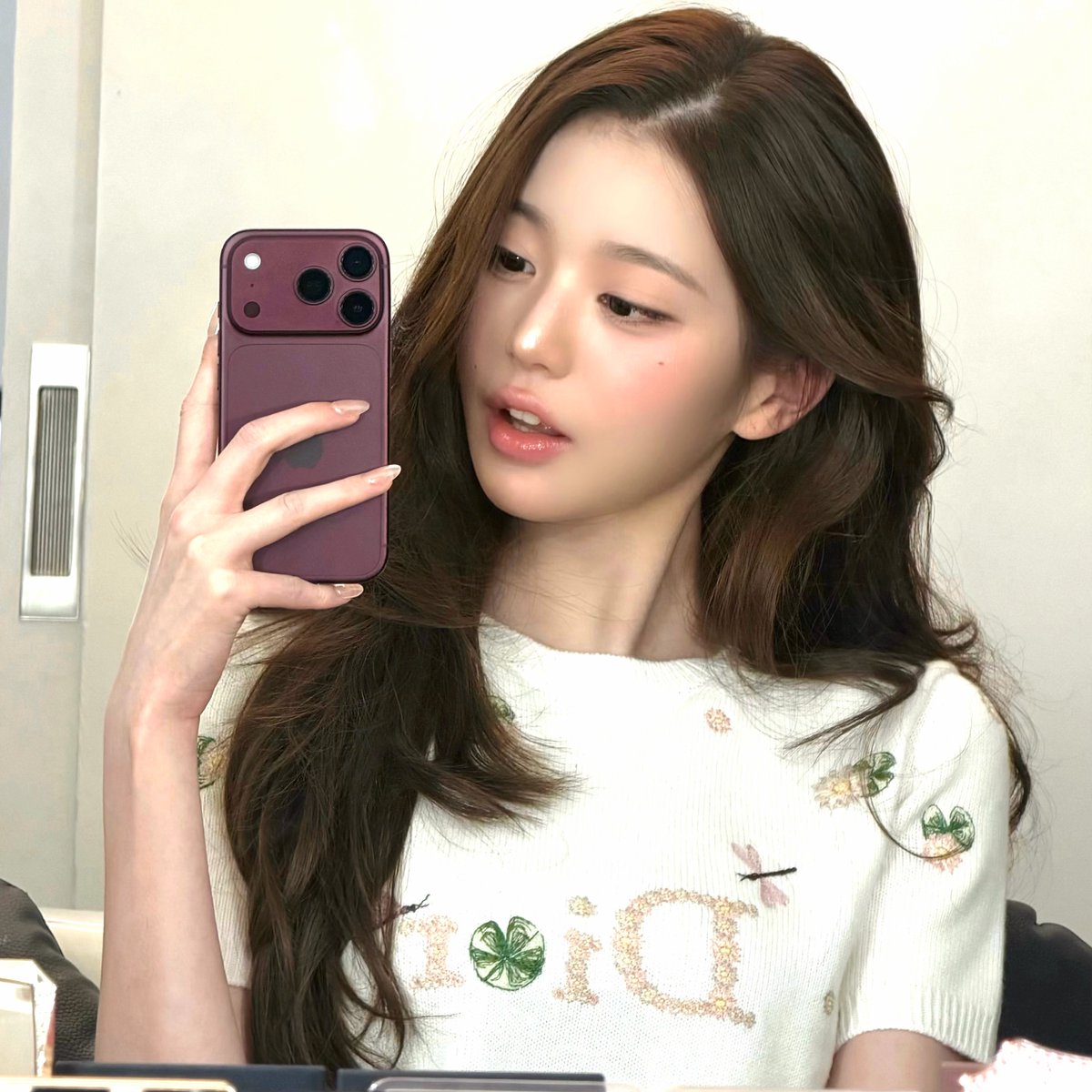 wonyoungdollz's tweet photo. Wonyoung selcas with her new iPhone 18 Pro Burgundy 💁🏻‍♀️ https://t.co/kbbqjjUIxA