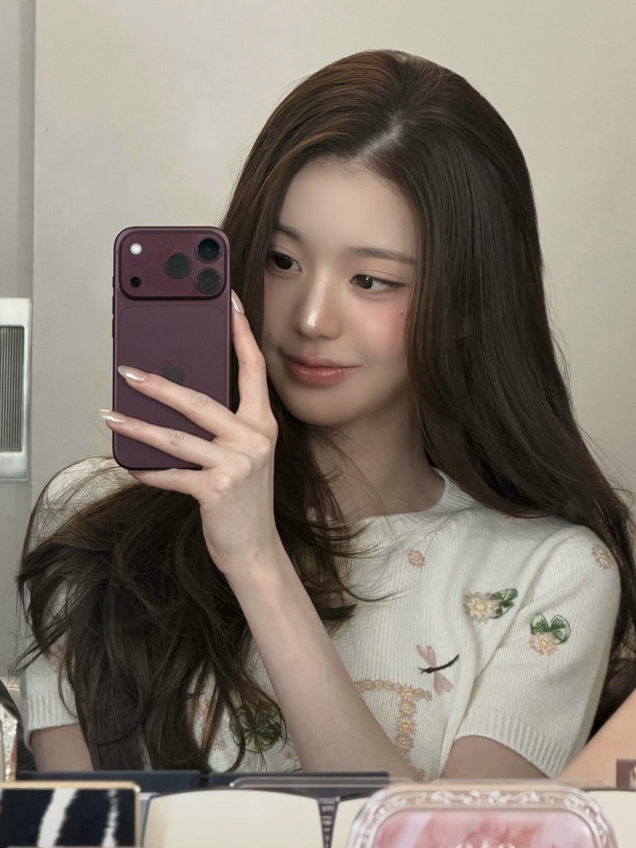 wonyoungdollz's tweet photo. Wonyoung selcas with her new iPhone 18 Pro Burgundy 💁🏻‍♀️ https://t.co/kbbqjjUIxA