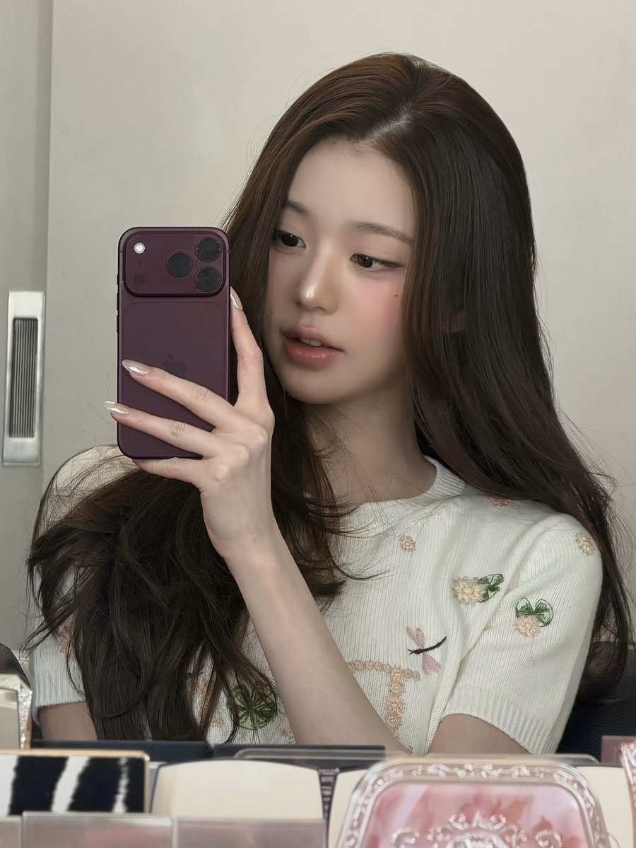 wonyoungdollz's tweet photo. Wonyoung selcas with her new iPhone 18 Pro Burgundy 💁🏻‍♀️ https://t.co/kbbqjjUIxA