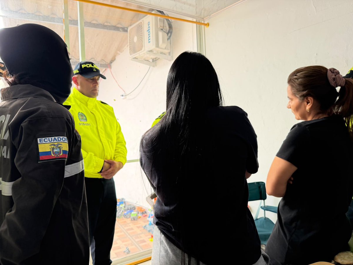 ContactoRa10288's tweet photo. #ATENCIÓN
#CasoBlanqueoFito: Inda P. y Michelle M., esposa e hija de José M., alias “Fito”, fueron detenidas en #Colombia y serán extraditadas a #Ecuador.
Ambas son procesadas por #FiscalíaEc por #LavadoDeActivos y tenían notificación roja de Interpol, pues estaban prófugas. https://t.co/NVyiEdP7Gf