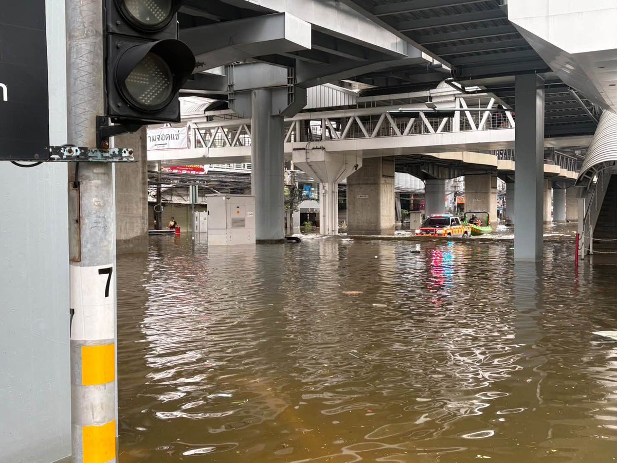 js100radio's tweet photo. 🚨 อัปเดตสถานการณ์น้ำ | หน้าเดอะมอลล์บางกะปิ
.
👮‍♂️ ล.6632 รายงานสถานการณ์บริเวณ หน้าเดอะมอลล์บางกะปิ
💧 ขณะนี้ ยังมีปริมาณน้ำท่วมสูงบนผิวการจราจร รถไม่สามารถสัญจรผ่านได้
.
⛔ ขอประชาชน หลีกเลี่ยงเส้นทางบริเวณหน้าเดอะมอลล์บางกะปิ และวางแผนใช้เส้นทางอื่น

(Cr.สน.ลาดพร้าว)

#บางกะปิ #น้ำท่วม #JS100