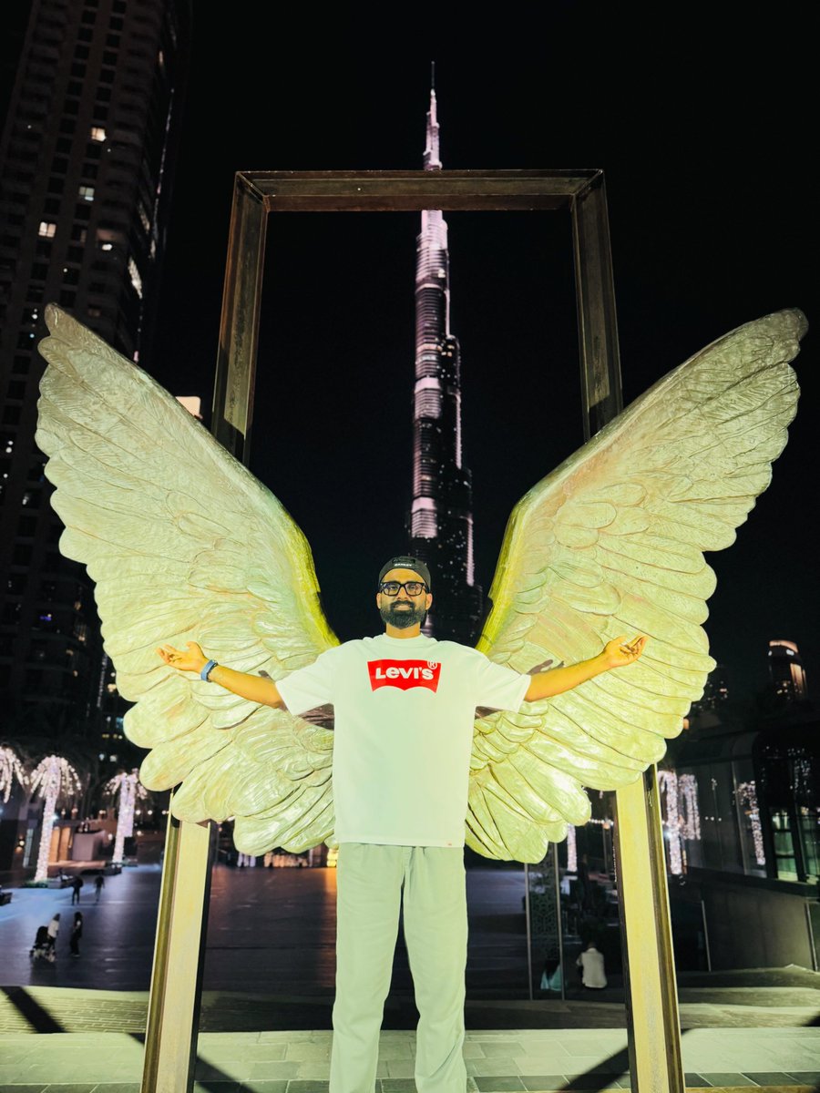 bamorcdd's tweet photo. 🪽✨ Dream big, stay humble, and keep moving forward #wingsofmexico #dubailife #dubaifountain #burjkhalifadubai #dubainight https://t.co/o7ggBKSqUh