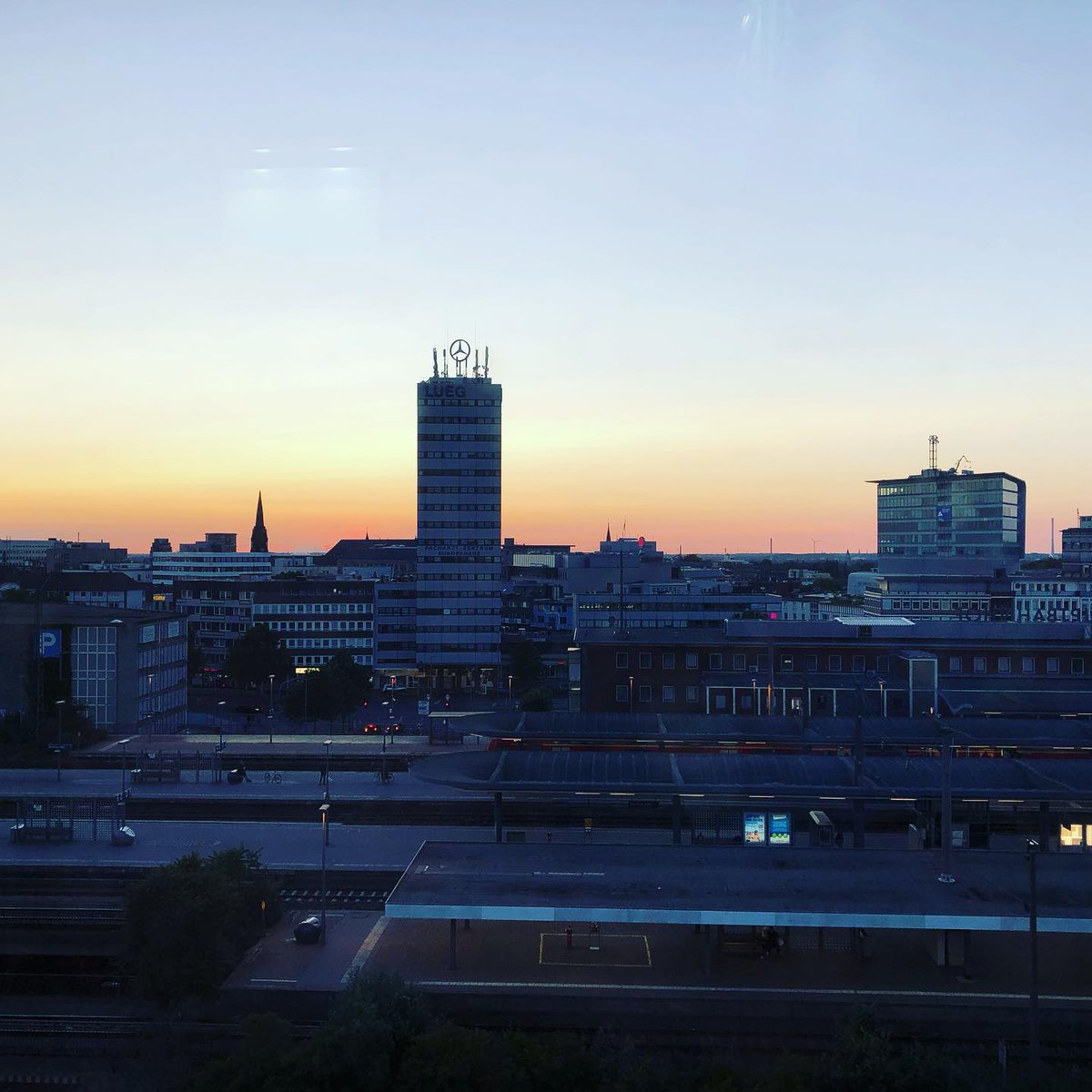 Jhowcol's tweet photo. Bochum Nights #bochum #sundown #bochumnights #night #haveaniceevening #enjoylife💯 https://t.co/V1YU19bYwY