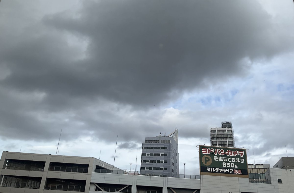xStation01's tweet photo. おはようございます☀️
HOKKAIDO xStation01受付です🐼　

現在の #札幌駅 は曇り☁️
気温は20℃🌡

朝はひんやりでしたが、日中は一日雨が降る予報🍁
傘が必要な時間帯がありそうですね🌂
季節の変わり目、寒暖差に体調お気を付け下さい😌

本日もお待ちしております🤗

#SAPPORO #コワーキングス https://t.co/yq7TnFgRi0