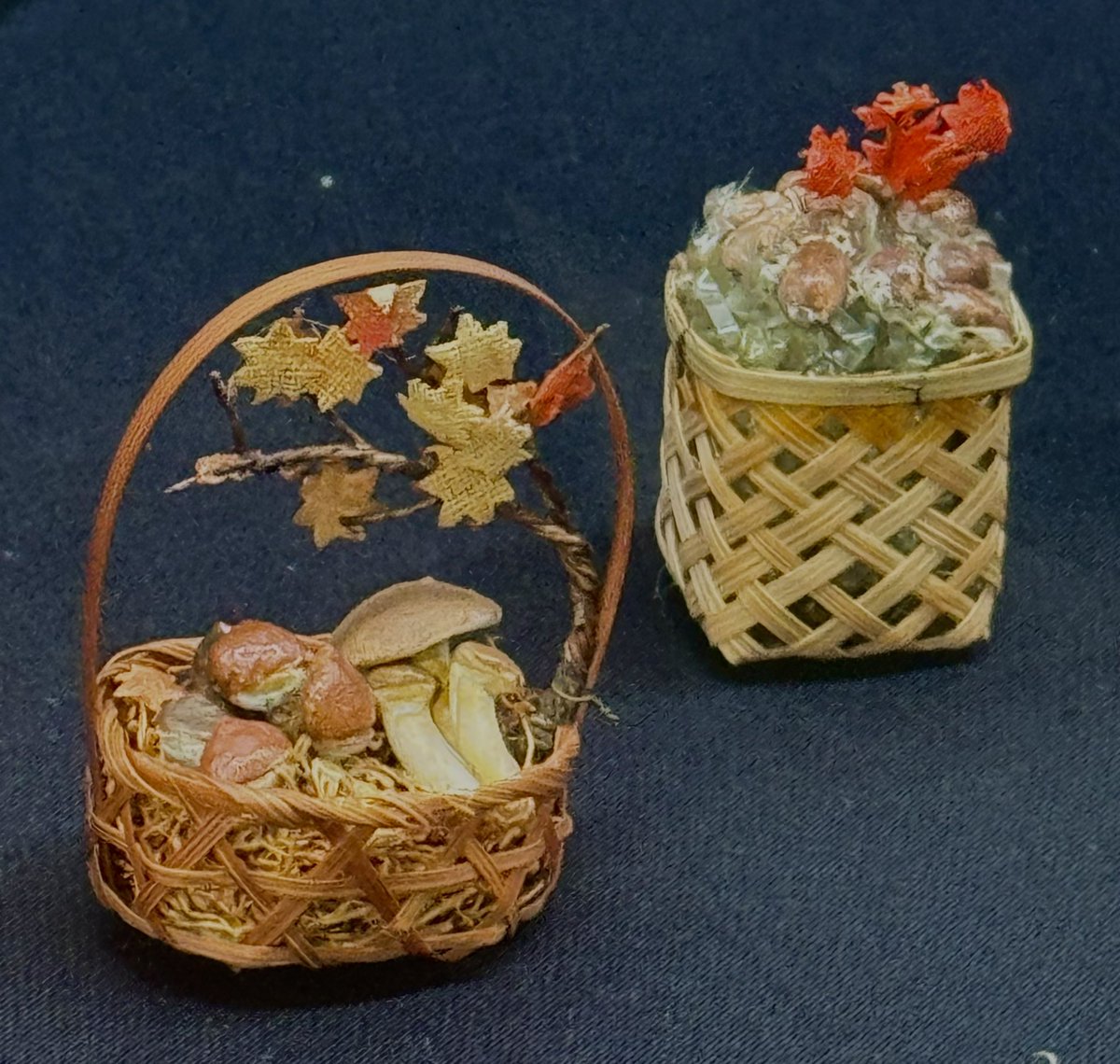 chido1950's tweet photo. 枯葉？
と思ったら、、、きーのーこー？😱

裏側が立派😱
フェアリーリング？🧚🍄‍🟫

というわけで
#極小ミニチュア
#川内由美子コレクション全部　にも
🍄ないかなぁ〜と2万点の中から
探し出しました👀

どこにあるかわかるかな？
もちろん
ちっちゃいですよ〜

こちらのきのこは美味しそう🍄‍🟫 https://t.co/Pi3dLLI5mF